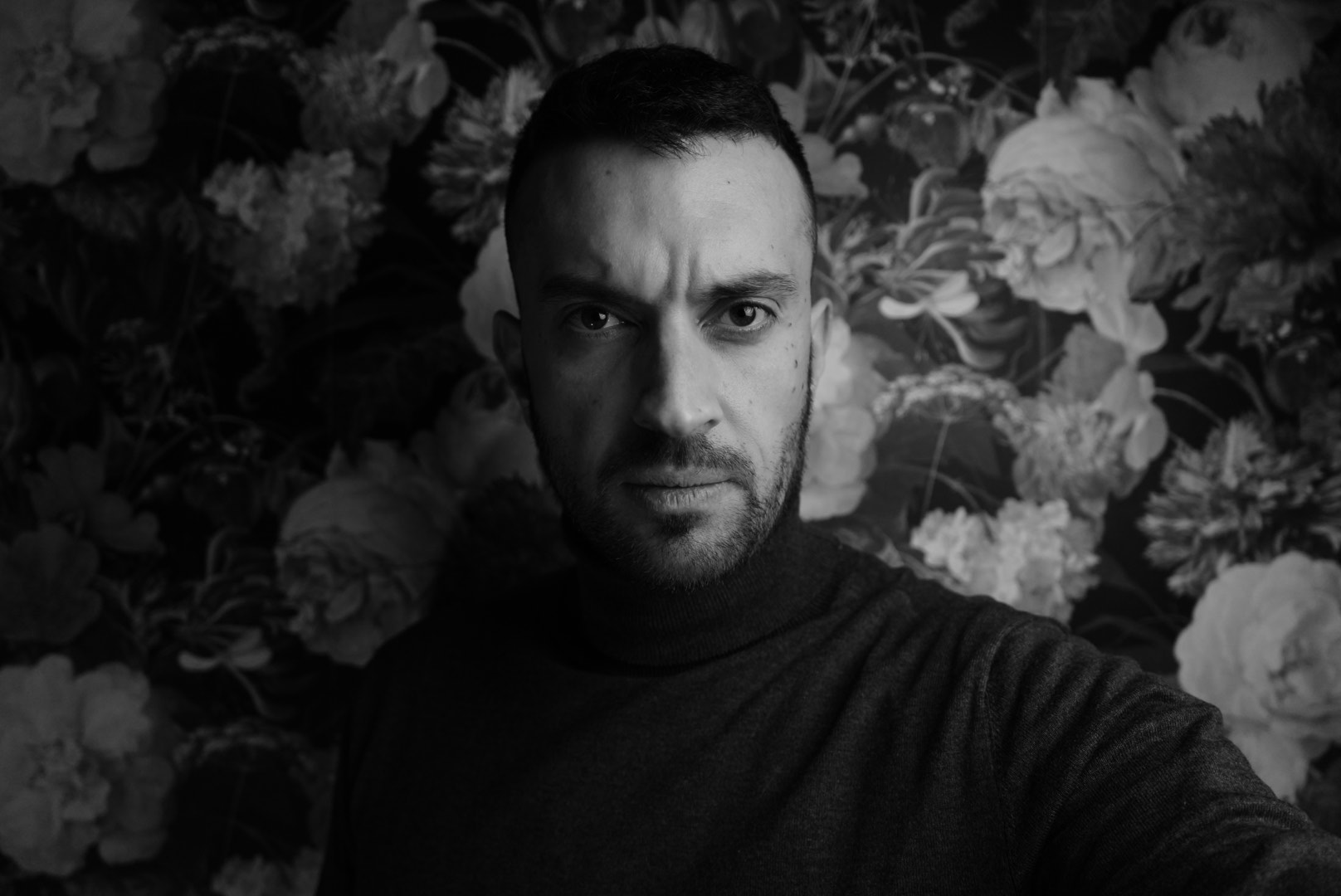 Portrait en noir et blanc de Stéphane Ducarrouge, Boréalis Communication