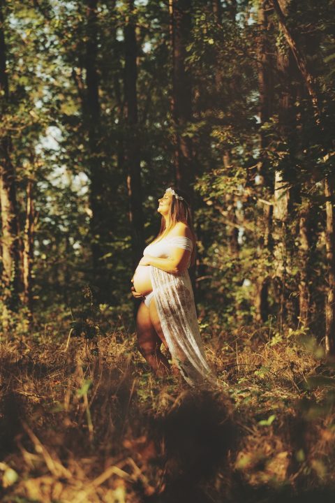 Photo de grossesse en lumière naturelle, Allier