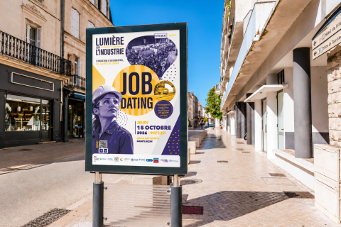 Affiche industrielle sur panneau publicitaire urbain, graphiste Montluçon
